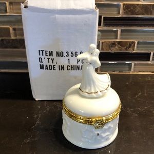 Dancing‎ bride & groom trinket ring jewelry box